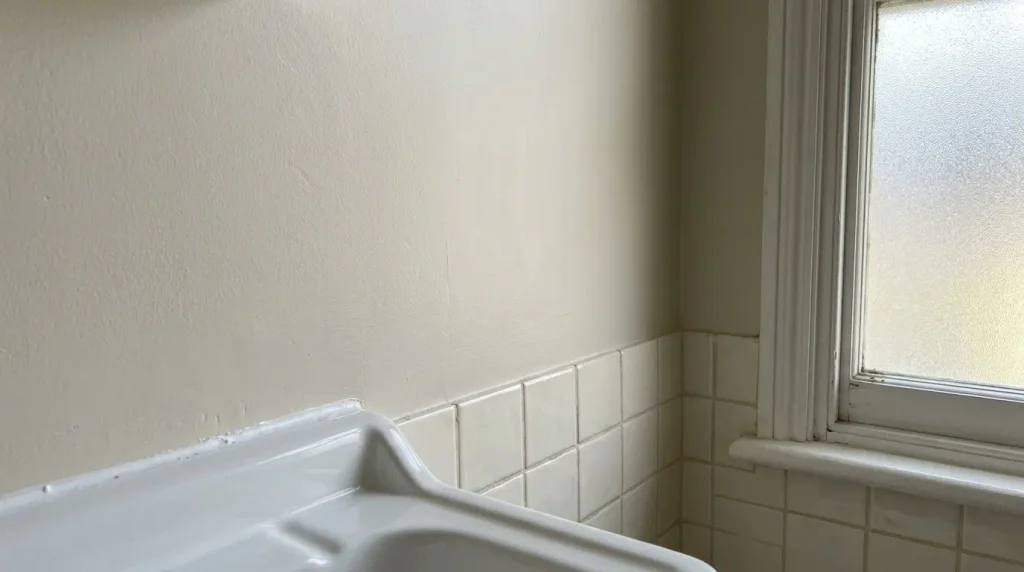 Pale neutral bathroom wall paint in a typical UK bathroom.
